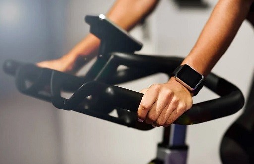 Funkcjonalność i wytrzymałość – najważniejsze cechy smartwatcha na siłownię